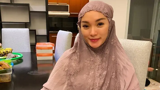 Pesona Zaskia Gotik dalam Balutan Hijab, Tuai Pujian