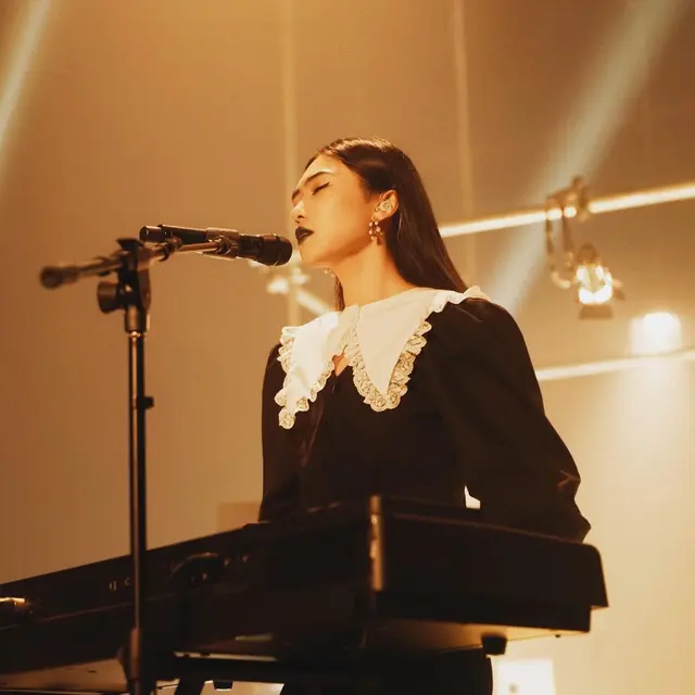 6 Potret Pesona Isyana Sarasvati saat Bermain Alat Musik, Mahir Sejak Kecil