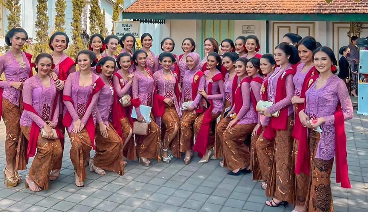 Kembali kumpul di acara resepsi pernikahan Erina Gudono, momen tersebut tentunya jadi momen reuni sekaligus kilas balik masa-masa saat karantina Puteri Indonesia 2022. Selaras pakai kebaya warna merah muda yang sudah dibagikan Erina Gudono sebulan lalu sebelum hari pernikahan tiba, bridesmaid wanita asal Yogyakarta itu bikin terpesona. (Liputan6.com/IG/imaypanay)