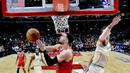 Pebasket Chicago Bulls, Zach LaVine, berusaha memasukan bola saat melawan Milwaukee Bucks pada laga NBA di United Center, Selasa (31/12/2019). Milwaukee Bucks menang 123-102 atas Chicago Bulls. (AP/Matt Marton)