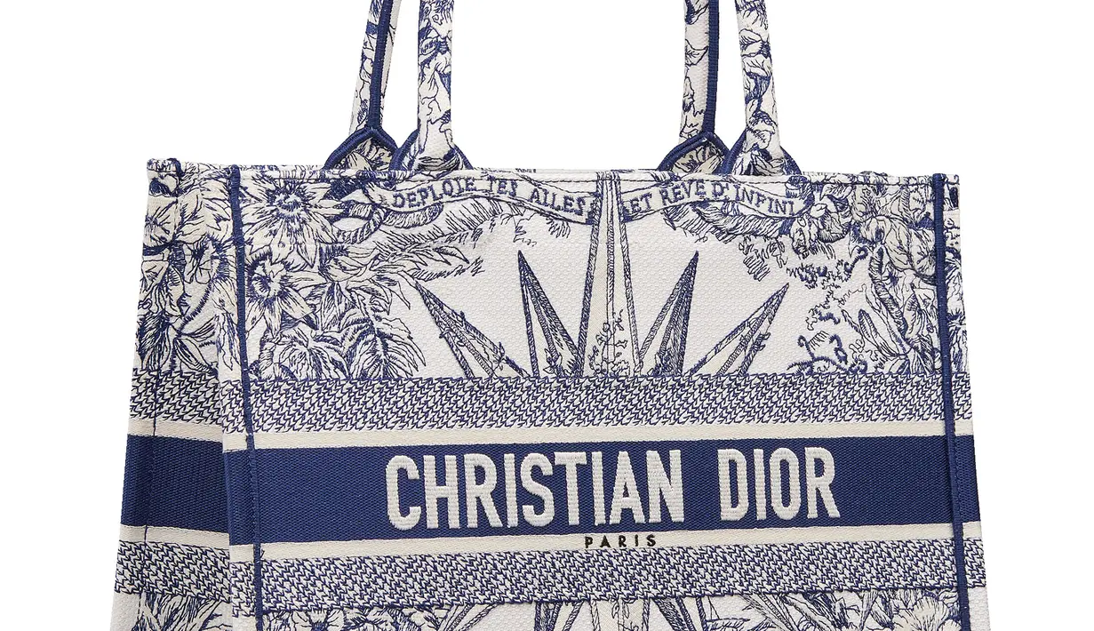 Tas Dior Book jadi salah satu objek hasrat kreasi Maria Grazia Chiuri yang ditampilkan dalam suasana memesona