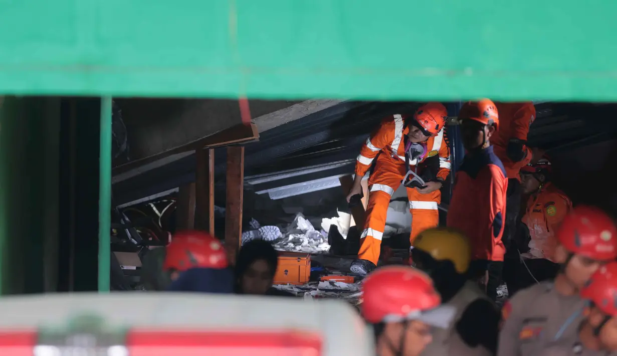 Tim gabungan memastikan bahwa pencarian dan evakuasi santri yang menjadi korban akan dilakukan hingga tuntas. (AP Photo/Trisnadi)