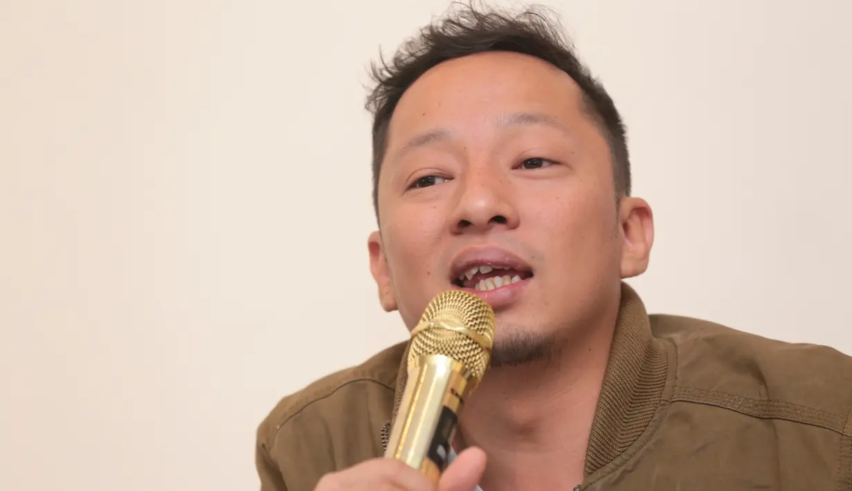 Dalam film Satu Hari Nanti, ayah seorang anak itu memerankan tokoh Din. Seorang pemandu wisata asal Indonesia yang telah lama menetap di Swiss. Bahasa juga menjadi salah satu kendalanya saat disana. (Adrian Putra/Bintang.com)