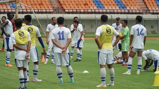 Skuat Persib Bandung mengikuti sesi latihan di Stadion Si Jalak Harupat. (Liputan6.com/Huyogo Simbolon)