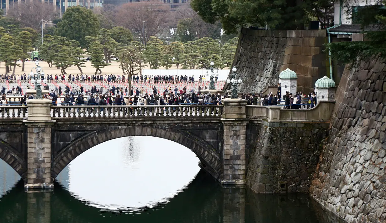 Warga menghadiri perayaan ulang tahun ke-63 Kaisar Jepang Naruhito di Istana Kekaisaran, Tokyo, Jepang, Kamis (23/2/2023). Warga Jepang ramai-ramai datang untuk mengucapkan selamat kepadanya Kaisar Jepang Naruhito saat perayaan ulang tahunnya yang ke-63. (Rodrigo Reyes Marin/Pool Photo via AP)
