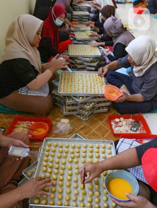 Tiga minggu jelang Idul Fitri 1445 Hijriah, permintaan kue kering seperti nastar, keju, kaastengels dan lainnya mengalami kenaikan. (merdeka.com/Arie Basuki)