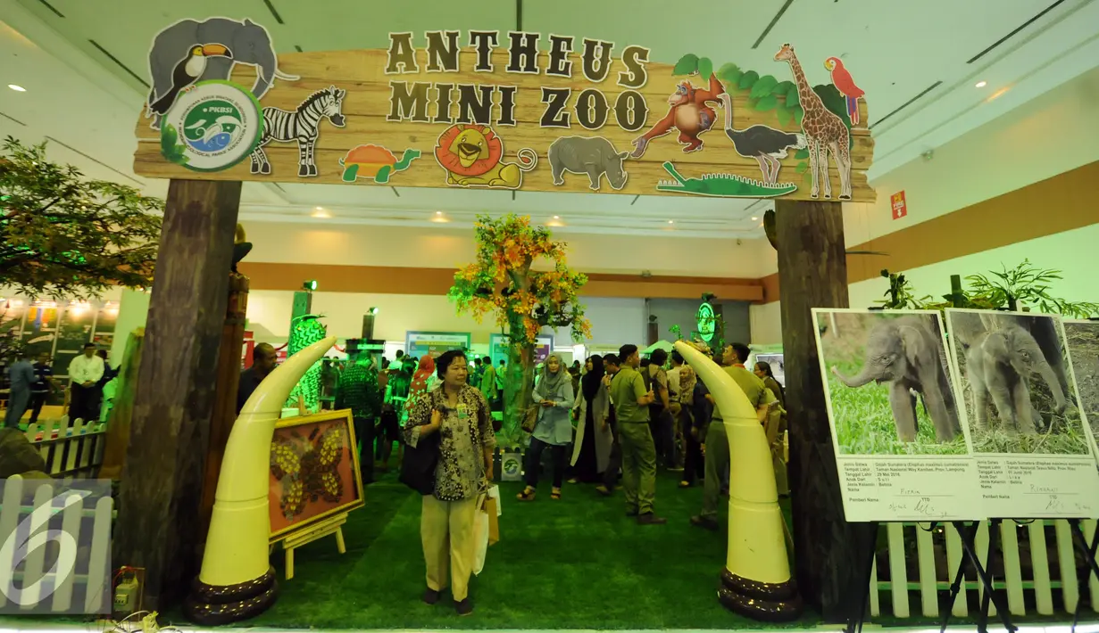 Pengunjung keluar dari areal Mini Zoo yang ada di Pekan Lingkungan Hidup Kehutanan 2016 di JCC Jakarta, Kamis (9/6/2016). Mini Zoo menampilkan beberapa koleksi hewan reptil dan unggas. (Liputan6.com/Helmi Fithriansyah)