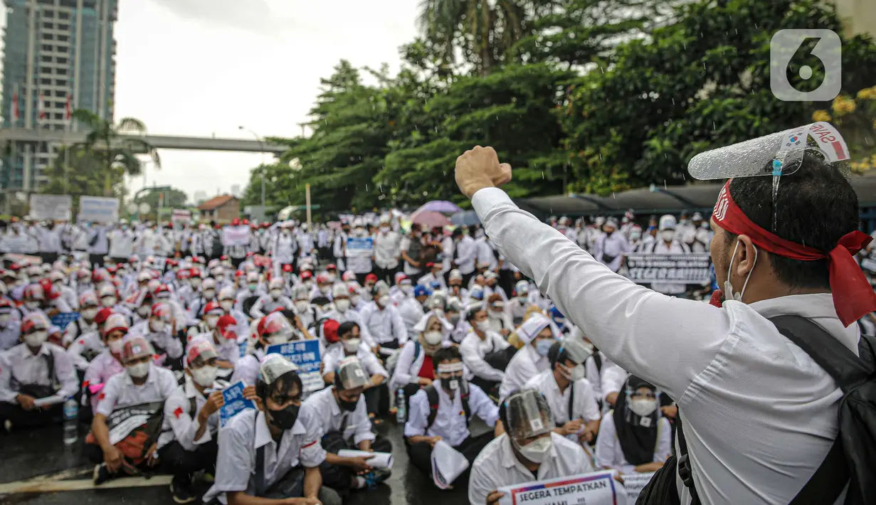 Massa calon pekerja migran Indonesia berunjuk rasa di depan kompleks Kemenaker, Jakarta, Senin (18/10/2021). Aksi dilakukan untuk menuntut kejelasan status penempatan mereka. (Liputan6.com/Faizal Fanani)