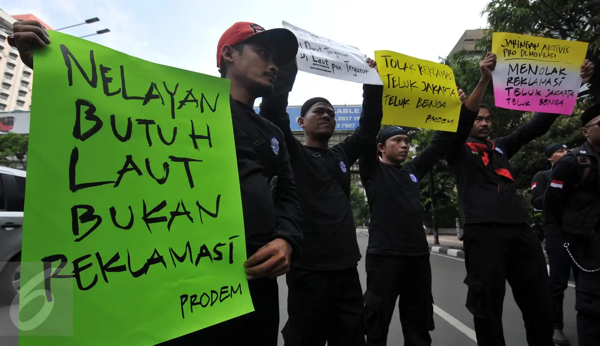 Aksi massa dari Jaringan Aktivis Pro-Demokrasi di depan kantor Kemenko Maritim, Jakarta, Jumat (16/9). Mereka mendesak Pemerintah menghentikan seluruh izin proyek penguasaan wilayah pantai oleh swasta dengan dalih reklamasi (Liputan6.com/Johan Tallo)
