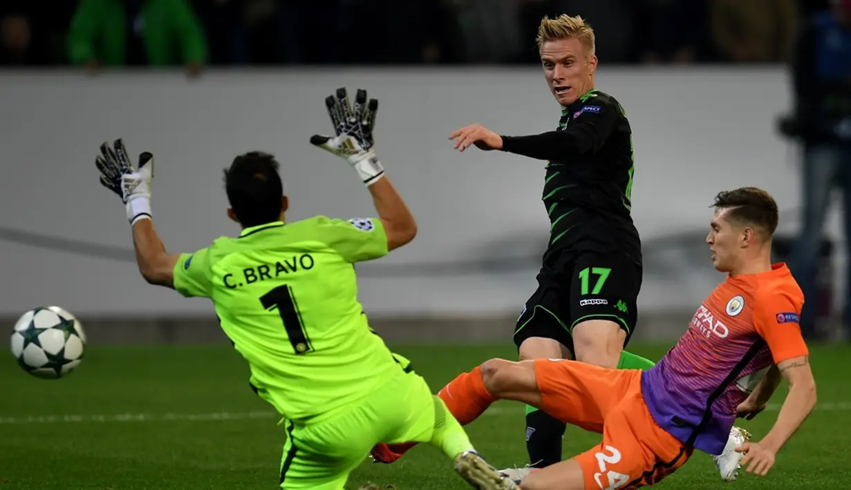 Kiper Manchester City, Claudio Bravo (L), berusaha menghalau bola tendangan pemain Moenchengladbach, Oscar Wendt, pada laga kelima Grup C Liga Champions di Borussia-Park, Rabu (23/11/2016). (AFP/Patrik Stollarz)