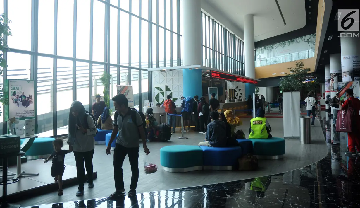 Calon penumpang bersiap masuk kapal penyeberangan eksekutif di Pelabuhan Eksekutif Sosoro, Merak, Banten, Minggu (2/6/2019). Untuk menambah pelayanan dan kenyamanan, ASDP membuka terminal penyeberangan yang menyatu dengan tempat perbelanjaan. (Liputan6.com/Helmi Fithriansyah)