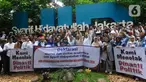 Sivitas akademika dan alumni Universitas Islam Negeri (UIN) Syarif Hidayatullah saat menyampaikan Seruan Ciputat mengenai perkembangan Pemilu 2024 di Kampus UIN, Tangerang Selatan, Banten, Senin (5/2/2024). (merdeka.com/Arie Basuki)