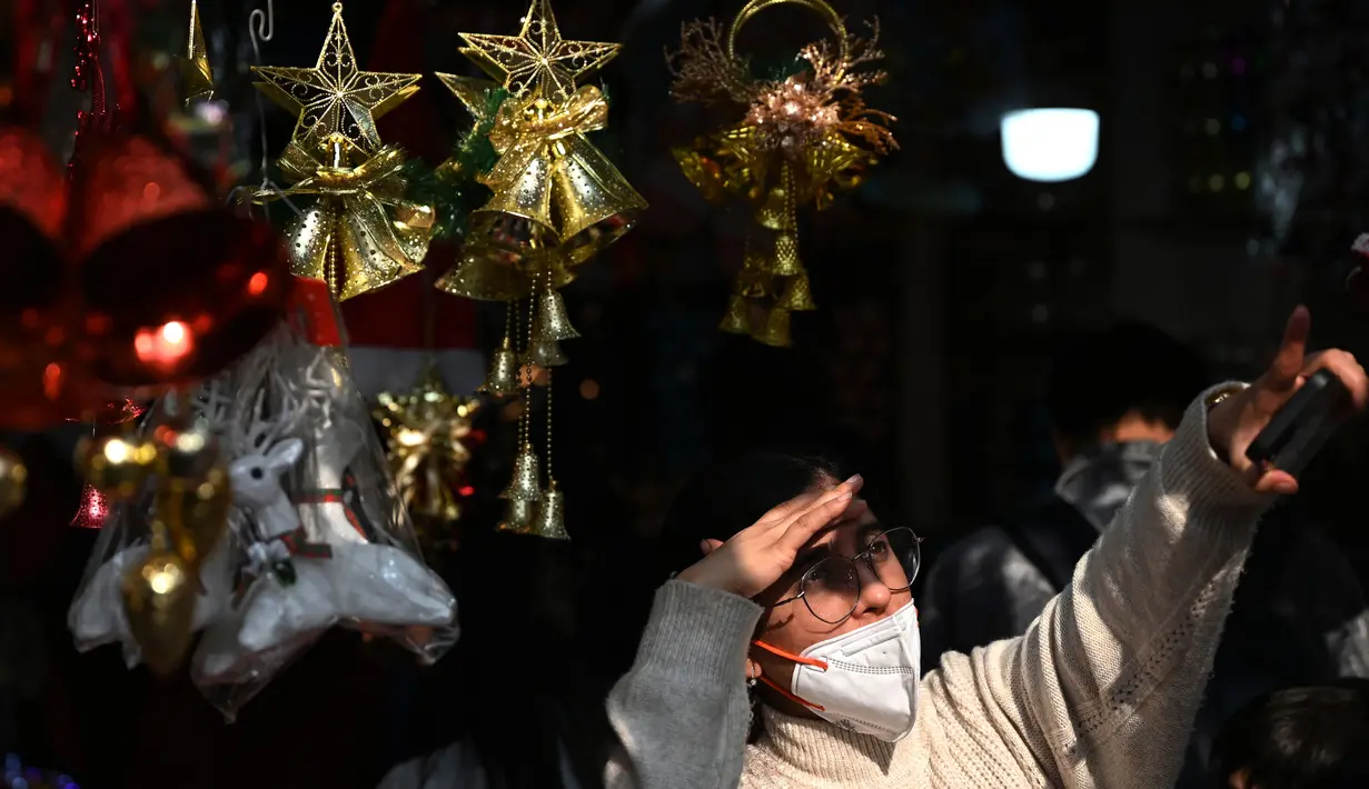 <p>Barang-barang dekoratif untuk Natal yang dijual bervariatif. (Sajjad HUSSAIN/AFP)</p>