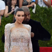 “Kim dan Kanye menyewa sebuah hunian di kawasan elite di Los Angeles untuk ibu pengganti. Mereka pun juga memasang CCTV untuk keamanan di dalamnya,” ucap seorang sumber. (AFP/LARRY BUSACCA)