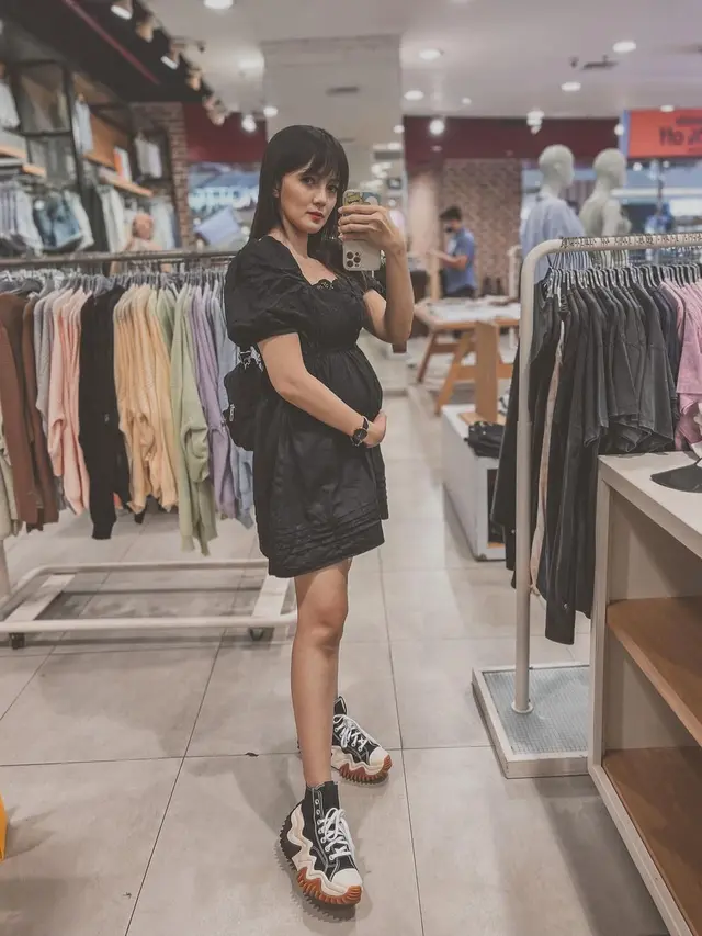 6 Potret Istri Aditya Suryo Pamer Baby Bump, Masuki Kehamilan 27 Minggu