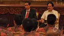 Presiden Joko Widodo (kiri) dan Menko Perekonomian Sofjan Djalil menerima Badan Pengurus Harian Himpunan Pengusaha Muda Indonesia  (BPH Hipmi) di Istana Negara, Jakarta, Senin (6/4/2015). (Liputan6.com/Faizal Fanani)