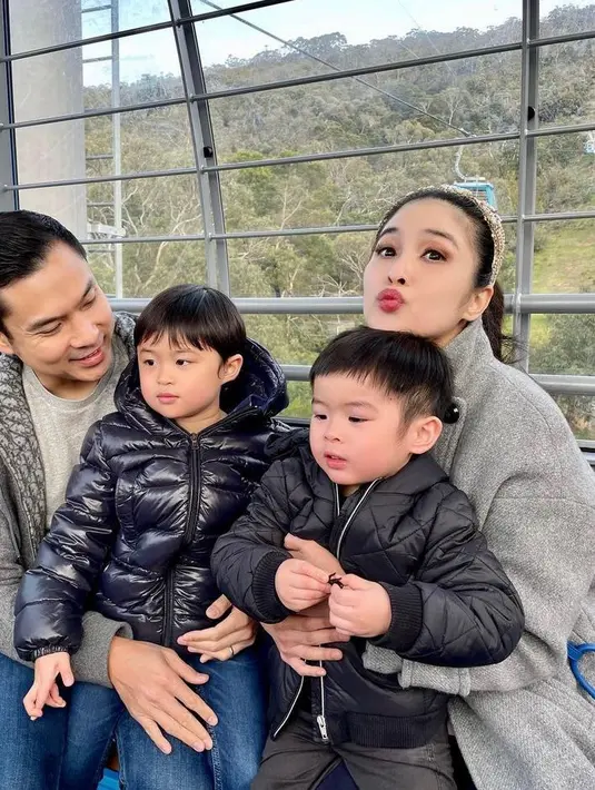 Beberapa waktu lalu, Sandra Dewi menikmati momen liburan ke Australia bersama suami dan kedua anaknya. Dalam liburannya ke Australia, keduanya tengah menikmati momen seru jalan-jalan di taman yang ada di Melbourne. (Instagram/sandradewi88).