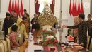 Presiden Joko Widodo menerima kunjungan keluarga korban pelanggaran Hak Asasi Manusia (HAM) atau yang dikenal sebagai massa Aksi Kamisan, di Istana Merdeka, Jakarta, Kamis (31/5). (Liputan6.com/Angga Yuniar)