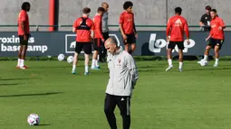 Pelatih timnas Belgia Roberto Martinez berjalan di lapangan selama sesi latihan menjelang pertandingan UEFA Nations League di Tubize, Selasa (7/6/2022). Belgia akan menjamu Polandia pada matchday 2 Grup 4 UEFA Nations League A 2022/23, Kamis 9 Juni 2022 dini hari WIB di King Baudouin Stadium. (BRUNO FAHY/Belga/AFP)