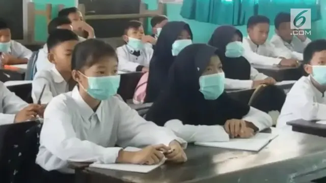 Ratusan pelajar di Jawa Barat terpaksa belajar menggunakan masker.