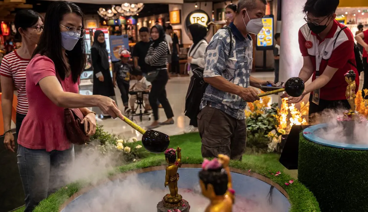 Terdapat tiga patung kecil lain yang ditempatkan di area masuk lokasi Vesak Festival 2023. Ketiganya berdiri di atas kolam air. (JUNI KRISWANTO/AFP)