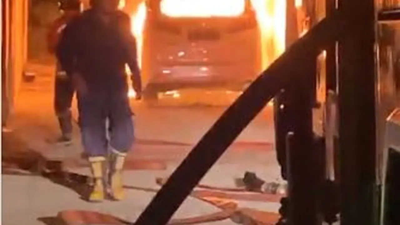 6 Momen Mobil Alphard Via Vallen Terbakar Disamping Rumah, Dibakar Orang Tak Dikenal