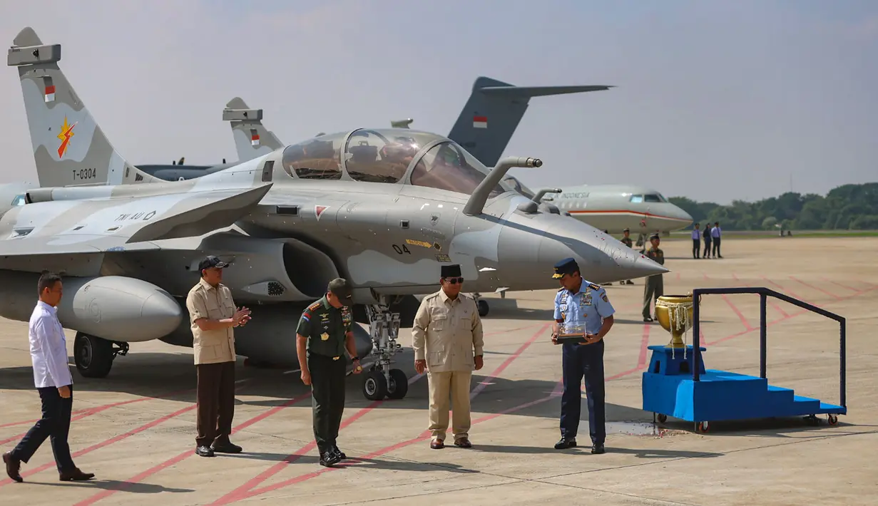 Presiden Prabowo Subianto (kedua kanan) sesaat sebelum menyerahkan sejumlah Alat Utama Sistem Senjata (Alutsista) strategis ke TNI di Pangkalan Udara (Lanud) Halim Perdanakusuma, Jakarta, Senin (18/5/2026). (merdeka.com/Arie Basuki)