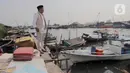 Saat di kawasan Penjaringan, Jakarta Utara, calon gubernur Jakarta nomor urut 1 Ridwan Kamil juga menyempatkan meninjau tanggul air laut dekat bendungan akuarium di Kampung Luar Batang. (Liputan6.com/Herman Zakharia)