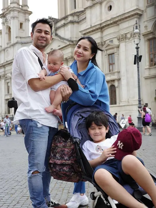 <p>Raffi Ahmad dan Nagita Slavina serta kedua anak mereka, Rafathar juga Rayyanza, tengah berada di Roma, Italia. Mereka pergi ke Italia untuk bisnis sekaligus liburan. (Instagram/raffinagita1717).</p>