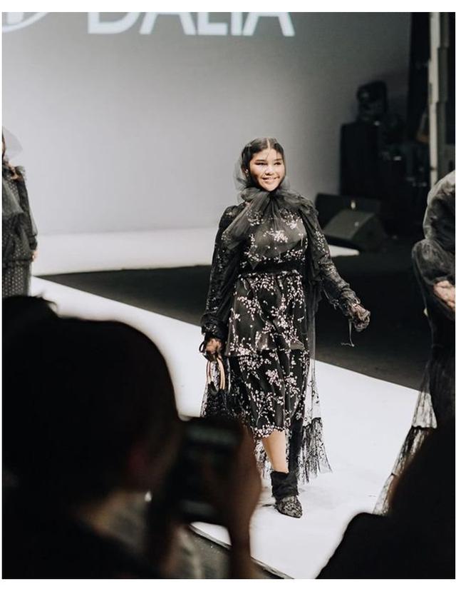 Tampil Beda, Ini 6 Pesona Rosa Meldianti dalam Jakarta Fashion Week 2019