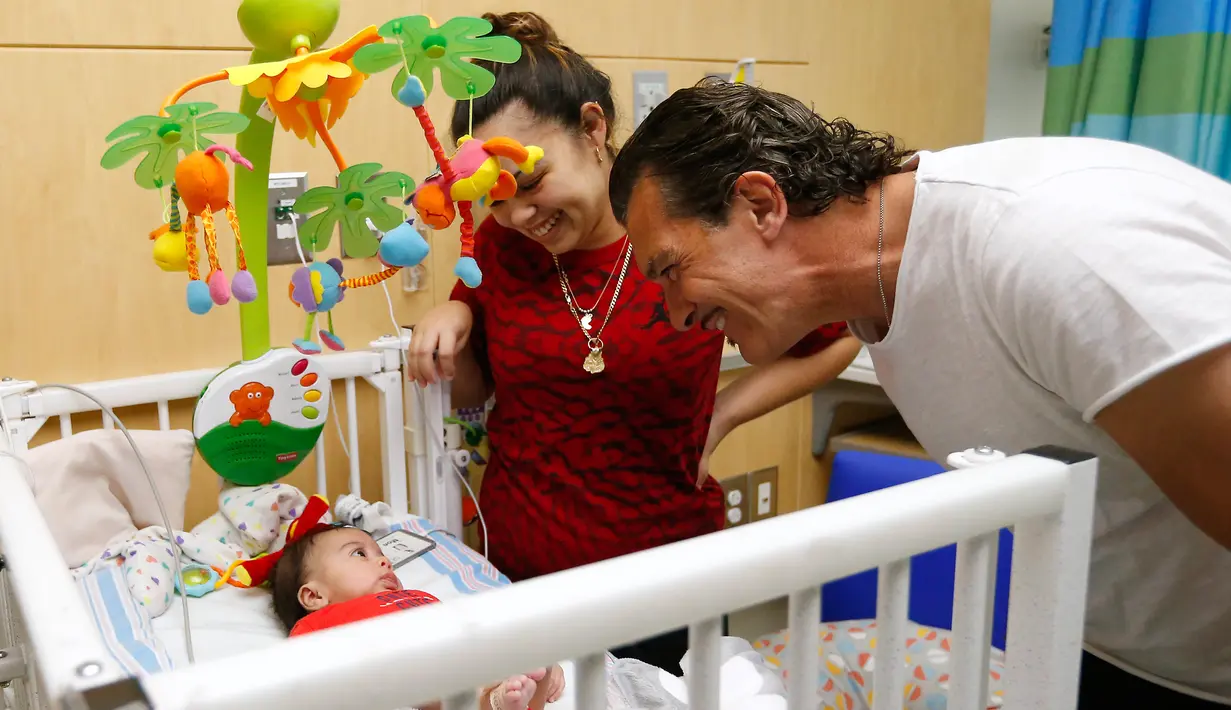 Aktor Antonio Banderas menyapa pasien anak di Rumah Sakit Anak-anak Nicklaus di Miami, Florida, AS, Selasa (30/5). Antonio kini aktif di Fundación Lágrimas y Favores, sebuah organisasi yang bergerak di bidang sosial. (AP/David Santiago / El Nuevo Herald)