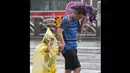 Topan Matmo yang disertai hujan lebat dan angin kencang melanda Taiwan, satu orang tewas dan beberapa bangunan mengalami kerusakan akibat bencana alam tersebut, Rabu (23/7/14). (REUTERS/Pichi Chuang)