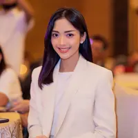 Setelan putih dapat meninggikan gaya kita tanpa banyak usaha. [IG @ririndwiariyanti]