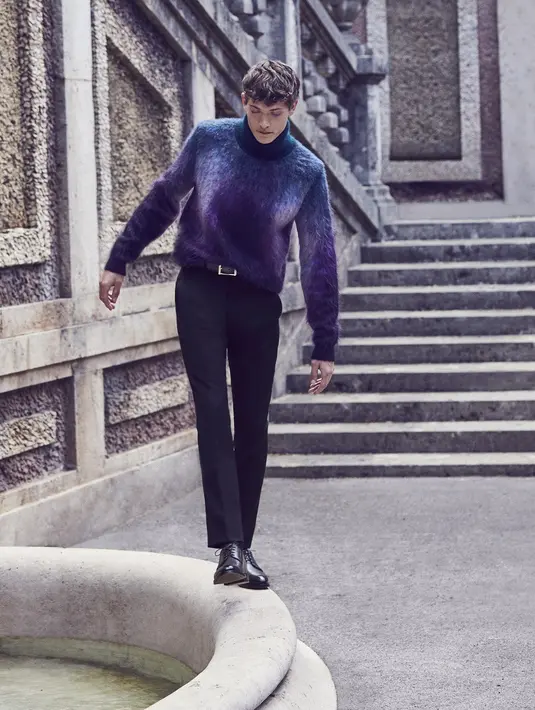 Koleksi Berluti terbaru yang dibuat langsung dengan tangan ini menjadi karya seni tersendiri, menafsirkan alam semesta visual Lev Khesin dalam pola geometris. Foto: Document/Berluti.