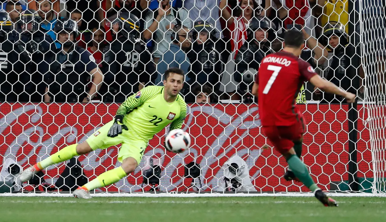 Penyerang Portugal, Cristiano Ronaldo saat mengeksekusi pinalti melawan Polandia pada perempat final Piala Eropa di Stade Velodrome, Perancis, (1/7). Portugal melaju ke Semifinal usai menang adu penalti dengan skor 5-3. (REUTERS /Yves Herman)