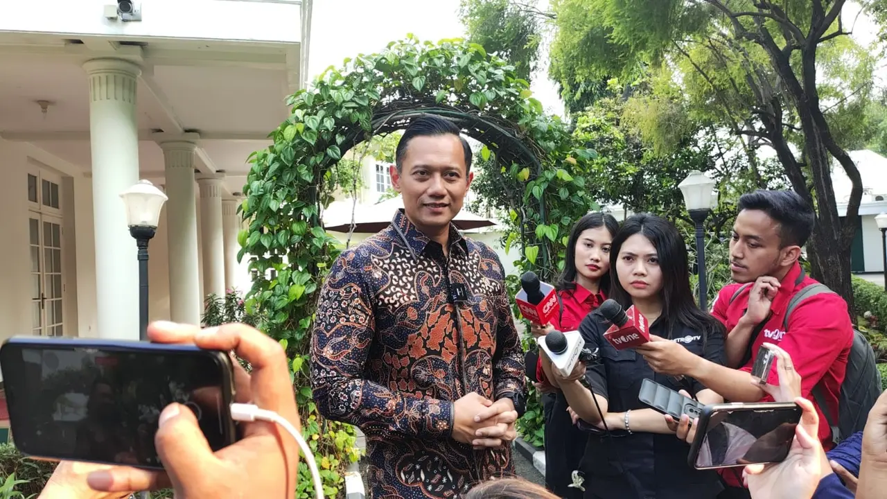 Menteri Agraria dan Tata Ruang/Kepala Badan Pertanahan Nasional (ATR/BPN) Agus Harimurti Yudhoyono (AHY) usai bertemu Wakil Presiden (Wapres) Ma'ruf Amin, di rumah dinas wapres, Menteng, Jakarta Pusat, Sabtu (24/2/2024). (Merdeka.com/Bachtiarudin Alam)