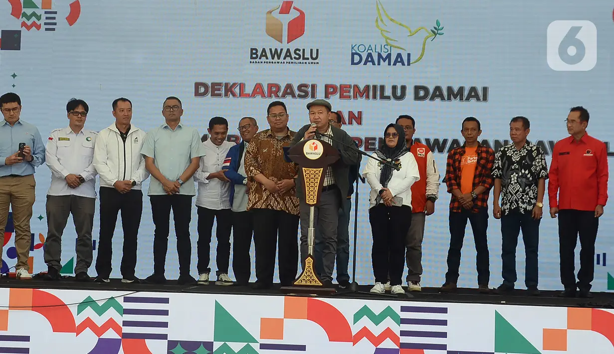 Dalam acara ini juga digelar serangkaian kegiatan di antaranya deklarasi Pemilu damai dan peluncuran mobil pojok pengawasan, dan dilanjutkan dengan penandatanganan Komitmen Bersama Kampanye Pemilu Berintegritas di Media Sosial Pemilu 2024. (merdeka.com/Arie Basuki)