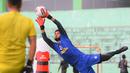 Adilson Maringa (kanan) yang berposisi sebagai kiper seperti keteteran melahap latihan keras dari pelatih kiper Felipe Americo. (Foto Bola.com/Iwan Setiawan)