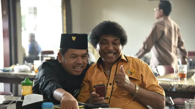 Datang ke Yogya, Bupati Dedi Mendadak Ngamen di Warung Soto