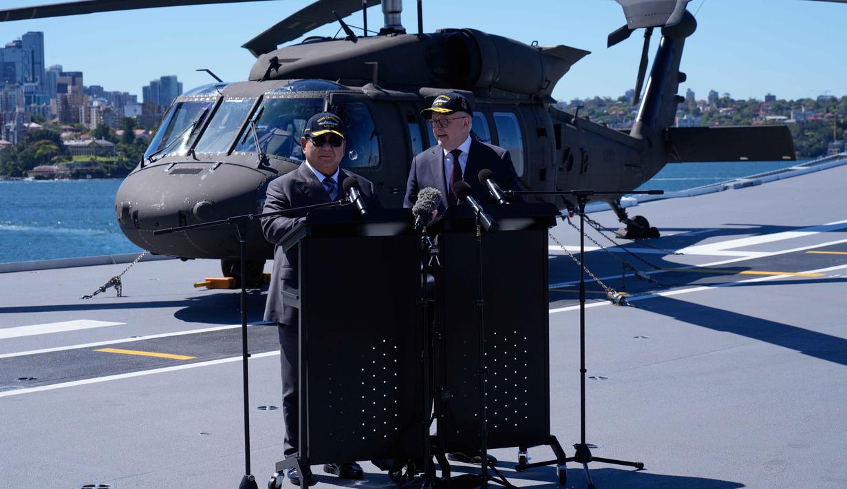Usai melakukan peninjauan, Presiden Prabowo menyampaikan apresiasi atas sambutan hangat yang diberikan Pemerintah Australia. Tampak dalam foto, Presiden Indonesia Prabowo Subianto (kiri) dan Perdana Menteri Australia Anthony Albanese mengadakan briefing di atas kapal HMAS Canberra di pangkalan armada Kuttabul di Sydney, Australia, Rabu 12 November 2025. (AP Photo/Rick Rycroft)