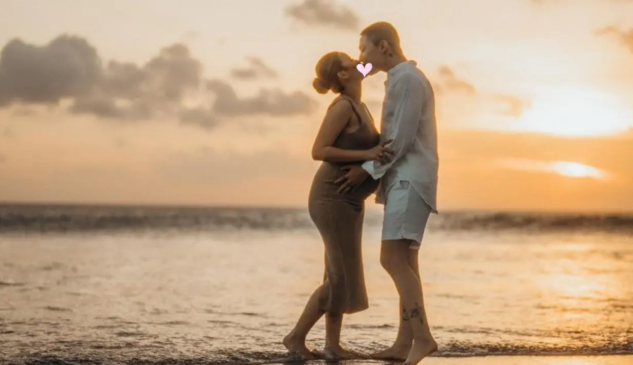 Selain berpose saling bergandengan dan tatapan mesra, Anggi Marito dan Kenji Ganessha juga pose ciuman. Baby bump semakin terlihat jelas, diketahui usia kandungan Anggi Marito sekitar 7 atau 8 bulan. Selama kehamilan aktif bagikan foto di Instagram, doa untuk Anggi Marito dan calon buah hatinya agar sehat sampai lahiran nanti ramai dibubuhkan oleh netizen. (Liputan6.com/IG/@anggimarito)