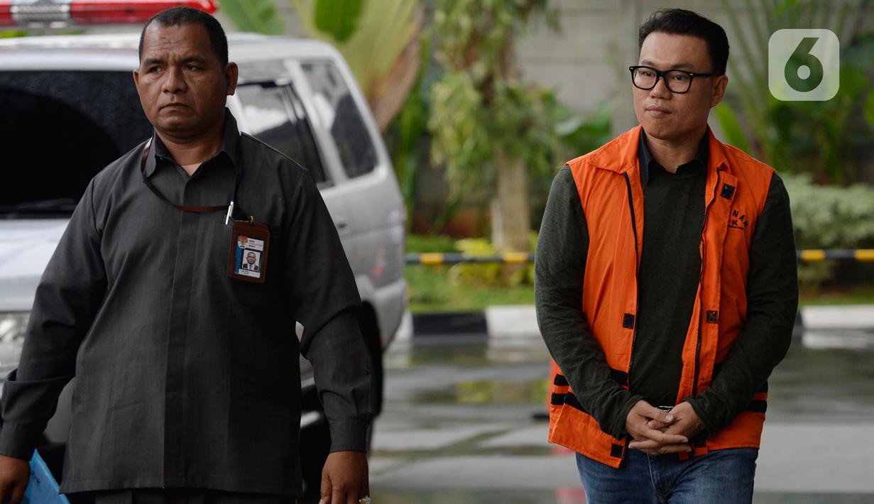 Mantan Direktur Utama Perum Perindo, Risyanto Suanda (kanan) tiba untuk pemeriksaan di Gedung KPK, Jakarta, Senin (20/1/2020). Berkas perkara tersangka Risyanto Suanda terkait kasus dugaan korupsi kuota impor ikan tahun 2019 telah lengkap (P21) dan siap untuk disidangkan. (merdeka.com/Dwi Narwoko)