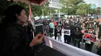 Massa Presidium Rakyat Menggugat saat menggelar aksi Save Meiliana di depan Gedung Mahkamah Agung (MA), Jakarta, Rabu (12/9). Massa meminta MA untuk membebaskan Meiliana dari tuntutan. (Merdeka.com/Iqbal Nugroho)