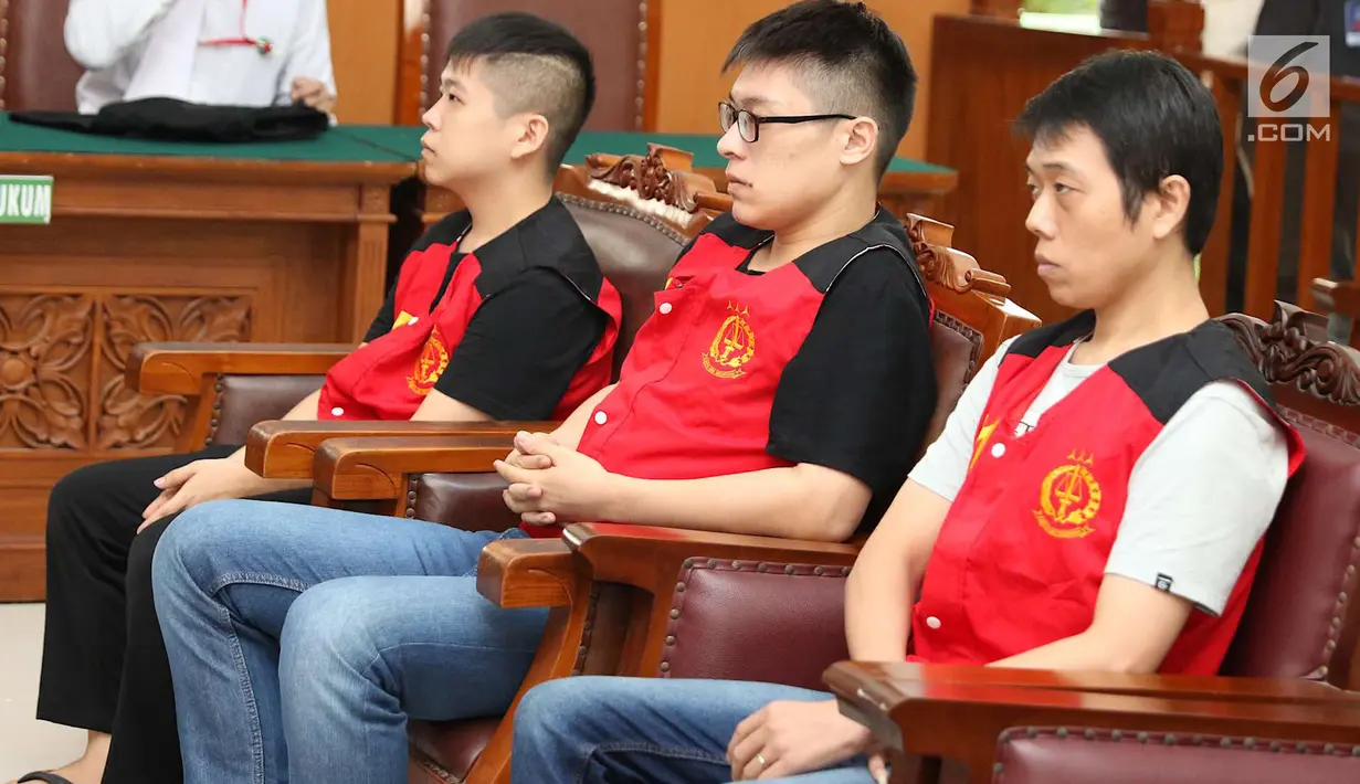 Terdakwa kasus penyelundupan sabu yang merupakan WNA asal Taiwan menjalani sidang putusan di PN Jakarta Selatan, Kamis (26/4). Majelis Hakim Pengadilan Negeri Jakarta Selatan menjatuhi hukum mati kepada delapan terdakwa. (Liputan6.com/Immanuel Antonius)
