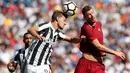 Bek Juventus, Daniele Rugani berebut bola udara dengan penyerang AS Roma, Edin Dzeko saat bertanding di ajang ICC 2017 di Gillette Stadium, Foxborough (31/7). Juventus menang adu penalti setelah imbang 1-1. (AP Photo/Damian Strohmeyer)