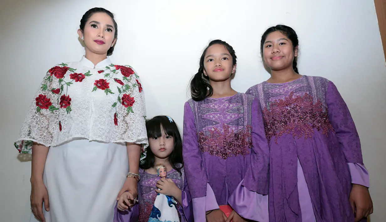 Tidak seperti biasanya saat puasa lebih banyak dirumah. Apalagi, Ussy belum lama ini melahirkan anak kempatnya. Sedangkan kali ini bekerja sambil ngabuburit. (Deki Prayoga/Bintang.com)