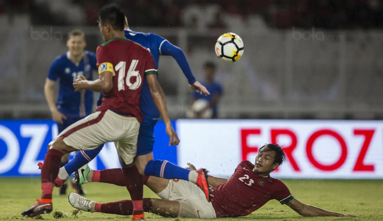 Bek Timnas Indonesia, Hansamu Yama, melakukan tekel saat melawan Islandia pada laga persahabatan di SUGBK, Jakarta, Minggu (14/1/2018). Timnas Indonesia kalah 1-4 dari Islandia. (Bola.com/Vitalis Yogi Trisna)