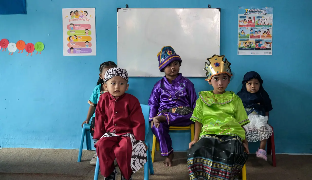 Vaksin Campak-Rubella diberikan sebagai imunisasi rutin untuk menciptakan herd immunity. Tampak dalam foto, anak-anak menunggu giliran untuk menerima vaksin Campak-Rubella sebagai bagian dari program kesehatan pemerintah untuk memerangi penyakit anak di Surabaya, Jawa Timur pada Rabu 6 Mei 2026. (JUNI KRISWANTO/AFP)