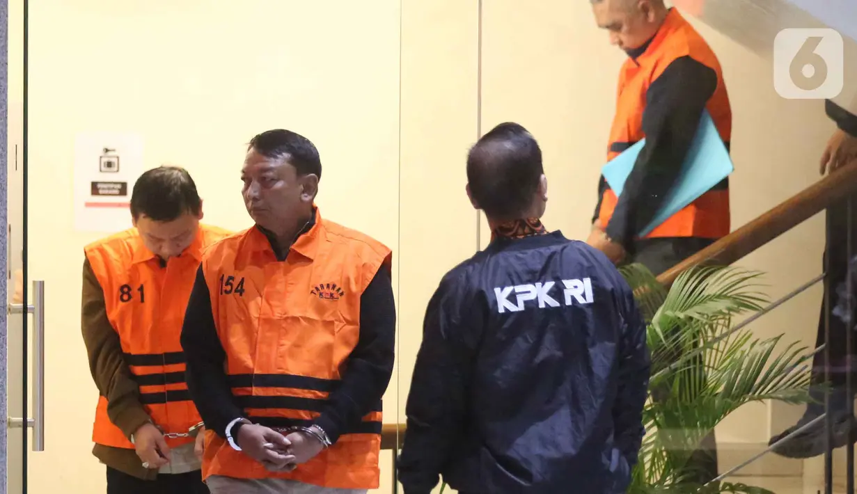 Selain menangkap para tersangka, tim KPK juga menyita uang tunai senilai Rp 850 juta dalam sebuah tas atau ransel serta barang elektronik. Tampak dalam foto, Ketua Pengadilan Negeri Depok, I Wayan Eka Mariarta (kedua kiri) bersama Wakil Ketua Pengadilan Negeri Depok, Bambang Setyawan, saat dibawa menuju mobil tahanan di Gedung Merah Putih Komisi Pemberantasan Korupsi (KPK), Jakarta, Sabtu (7/2/2026). (Liputan6.com/Helmi Fithriansyah)