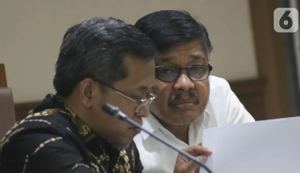 Terpidana penyalahgunaan kewenangan untuk penerbitan IUP di Sulawesi Tenggara, Nur Alam (kanan) saat mengikuti sidang PK di Pengadilan Negeri Jakarta Pusat, Kamis (31/10/2019). Sebelumnya di tingkat kasasi, mantan Gubernur Sulteng dijatuhi hukuman 12 tahun penjara. (Liputan6.com/Helmi Fithriansyah)